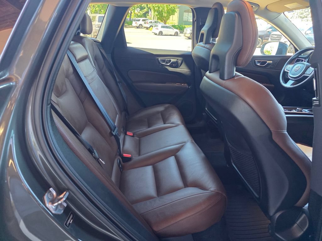Used 2019 Volvo XC60 T5 Momentum w/ Multimedia Package AWD/4WD image 6