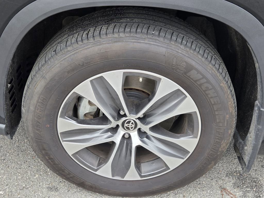 Used 2025 Toyota Highlander XLE image 16