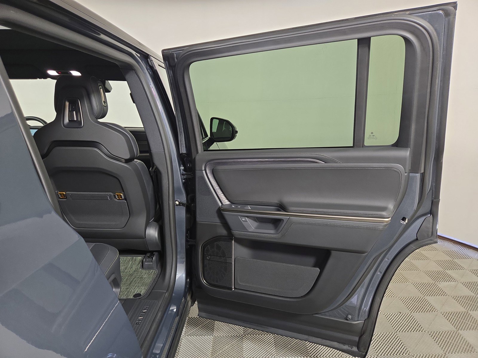 Used 2025 Rivian R1S Adventure image 19