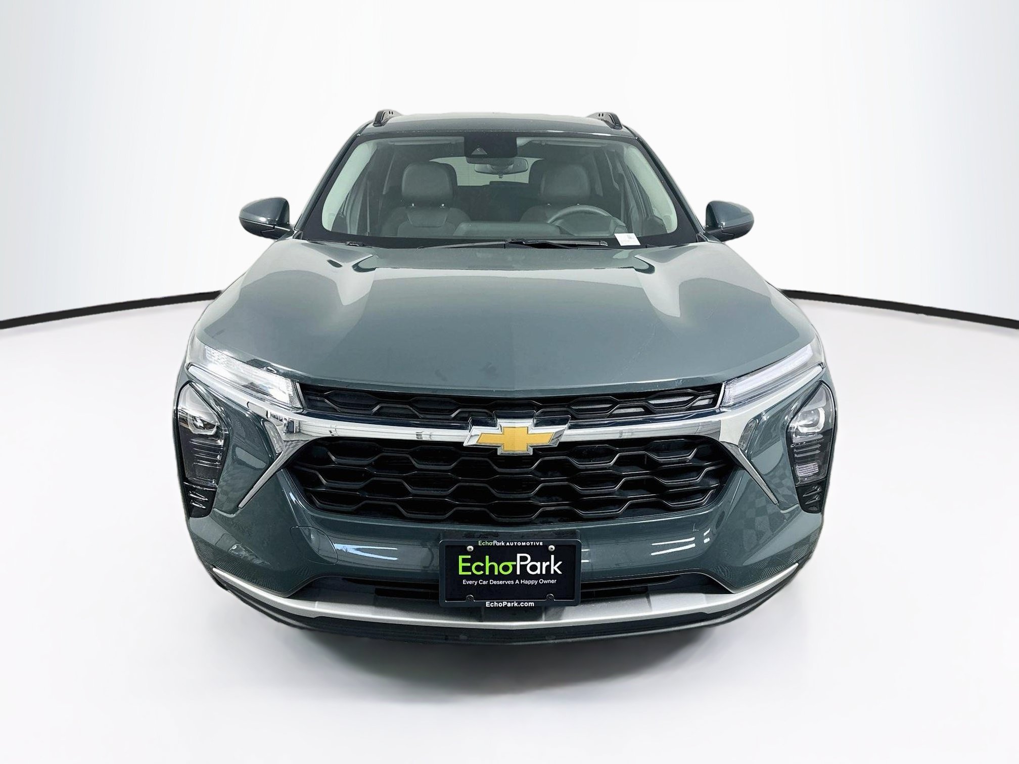 Used 2025 Chevrolet Trax LT FWD image 2