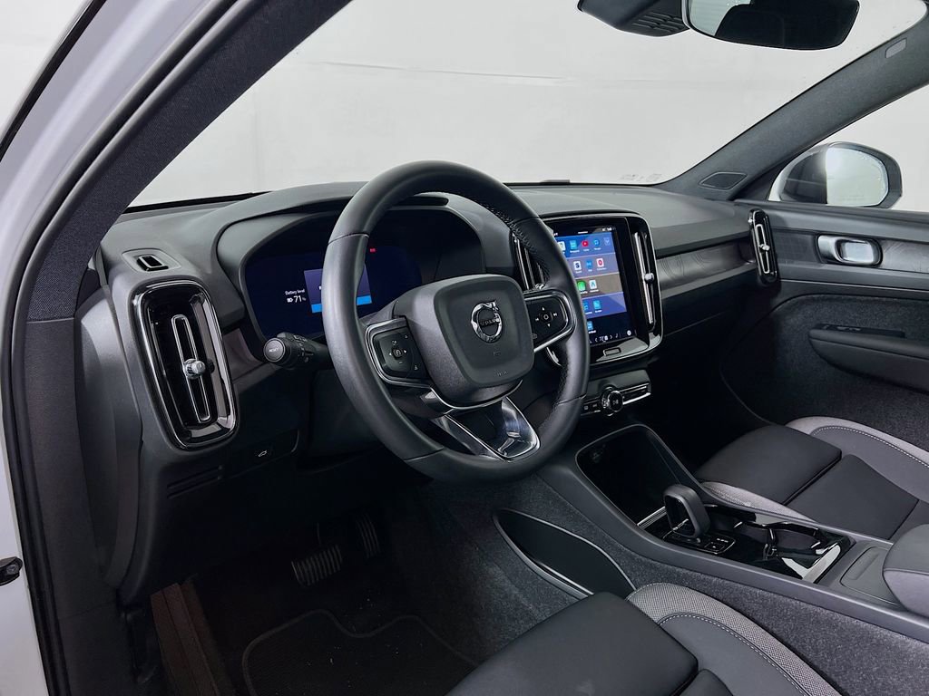 Used 2023 Volvo XC40 Recharge Core image 9