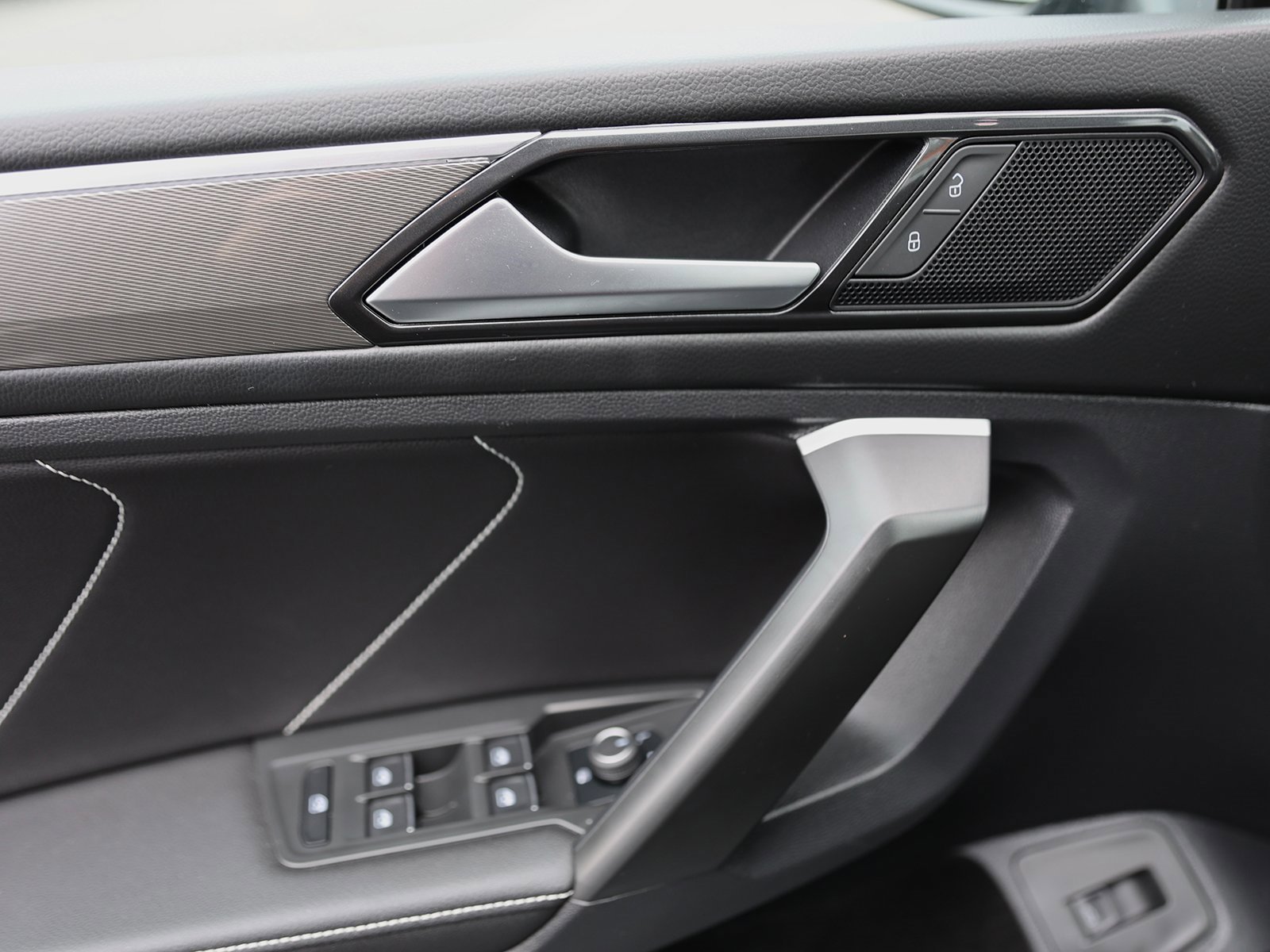 Used 2024 Volkswagen Tiguan SE R-Line image 36