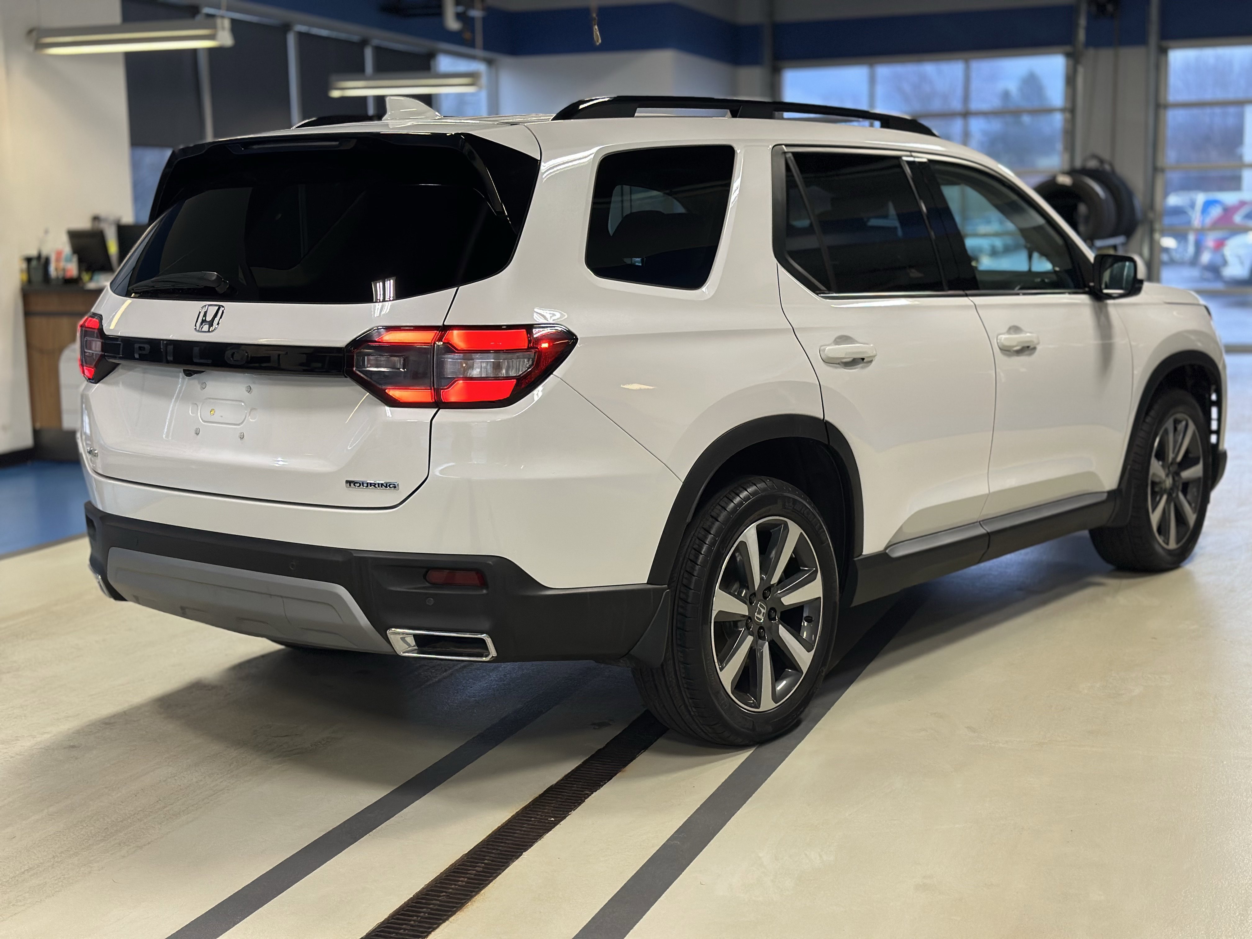 Used 2025 Honda Pilot Touring image 4
