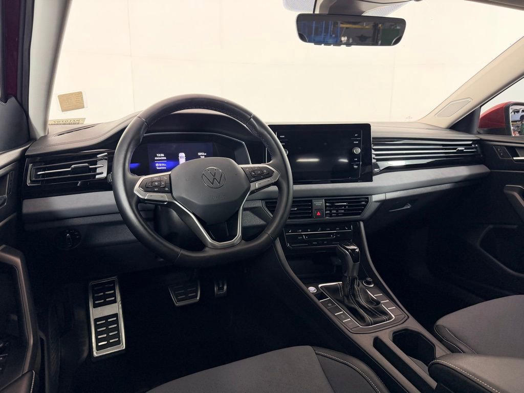 Used 2025 Volkswagen Jetta SE image 13
