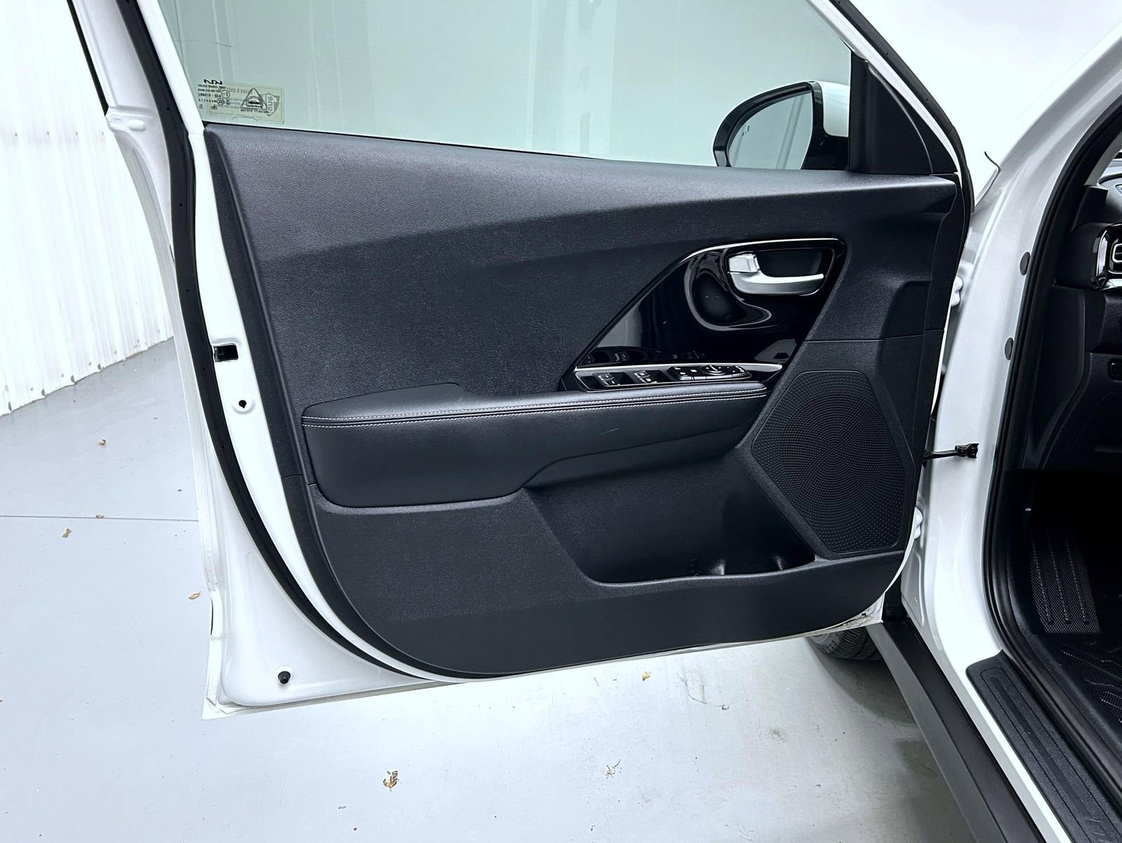 Used 2021 Kia Niro EX image 9