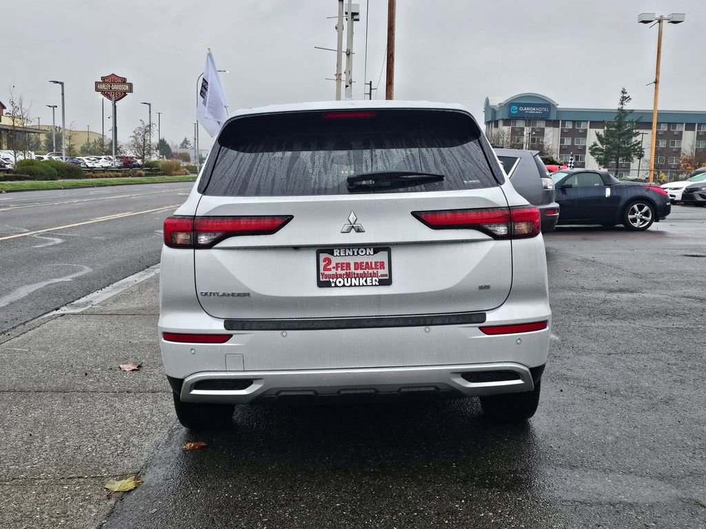 Used 2024 Mitsubishi Outlander SE image 5