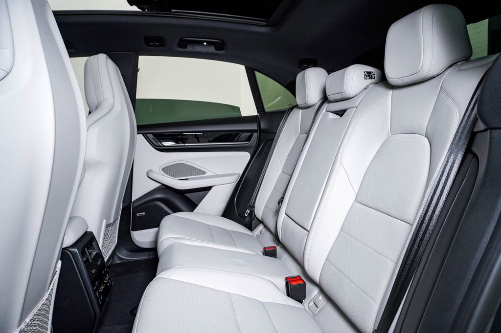 Certified 2025 Porsche Macan 4S Electric AWD/4WD image 17