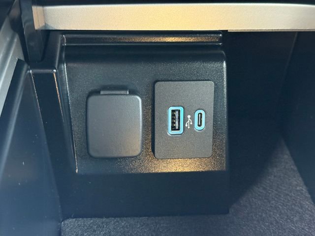 Used 2022 Ford Explorer XLT w/ Equipment Group 202A AWD/4WD image 14