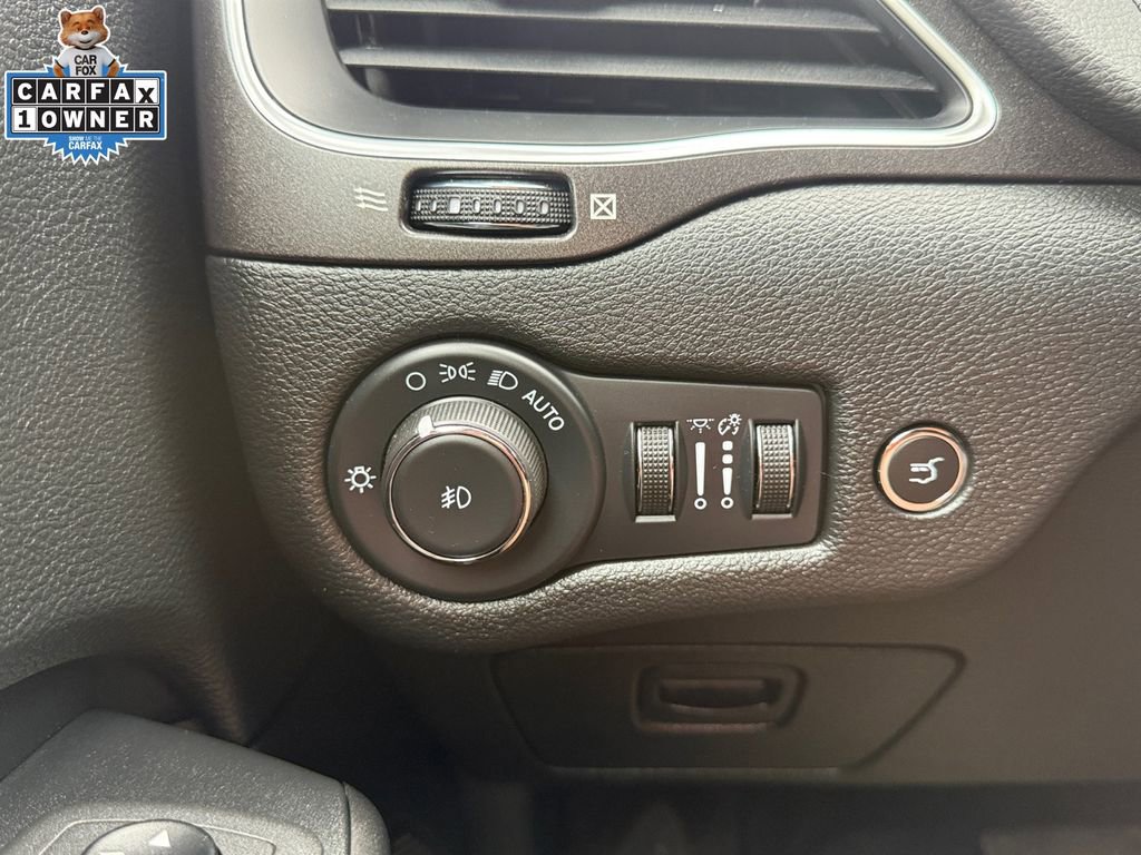 Used 2022 Jeep Cherokee Trailhawk w/ Comfort/Convenience Group AWD/4WD image 30