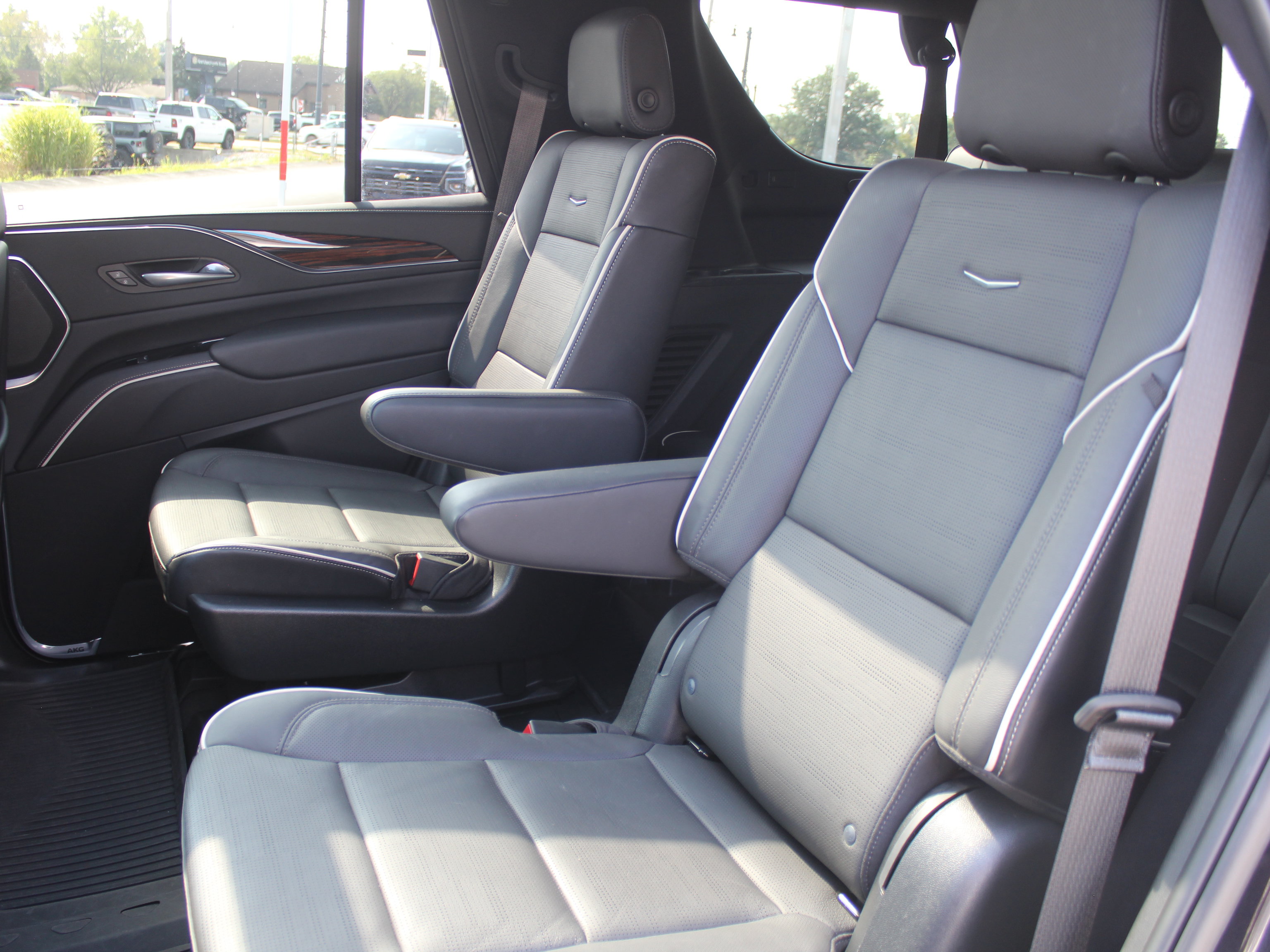 Used 2023 Cadillac Escalade Premium Luxury w/ Performance Package AWD/4WD image 26