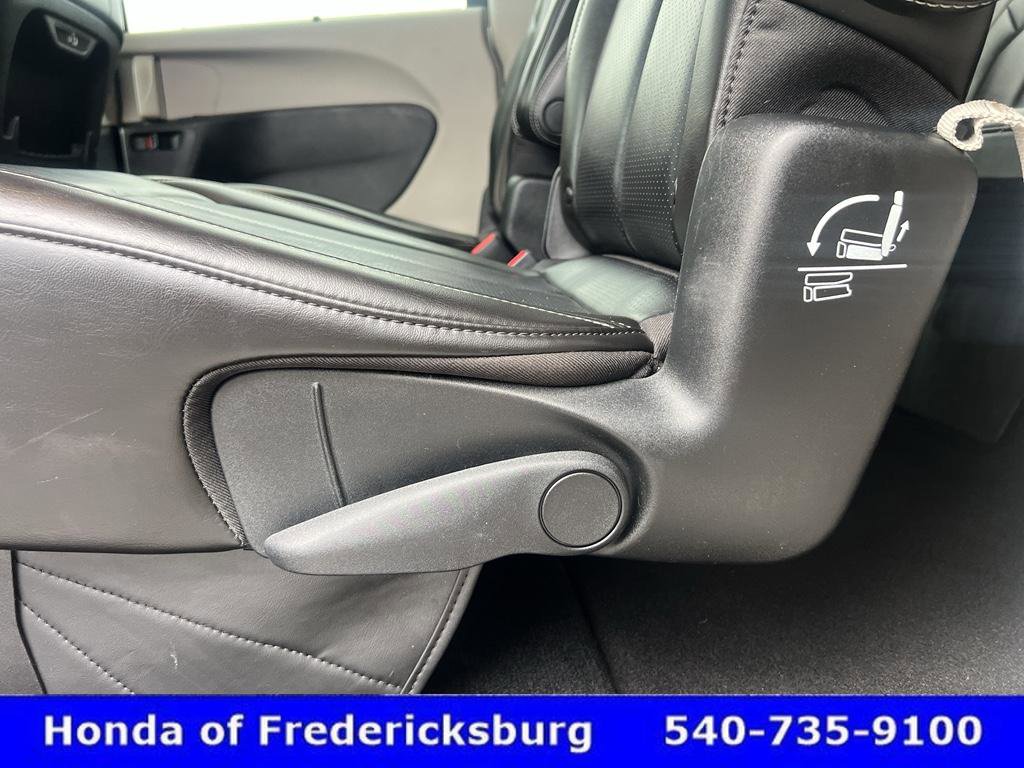 Used 2023 Chrysler Pacifica Touring-L image 27