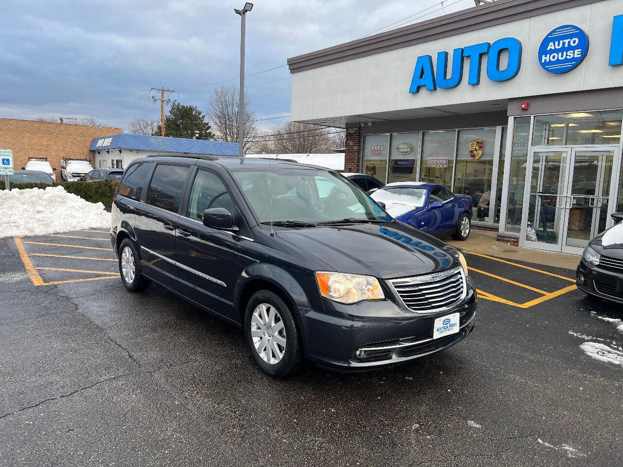 Used 2014 Chrysler Town & Country Touring image 3