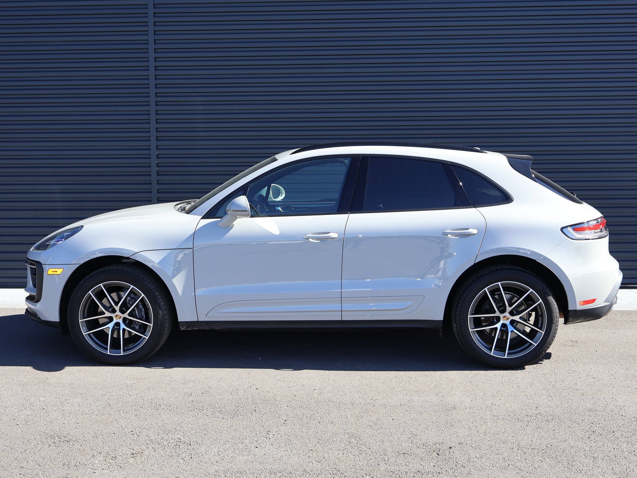 Certified 2024 Porsche Macan AWD/4WD image 2