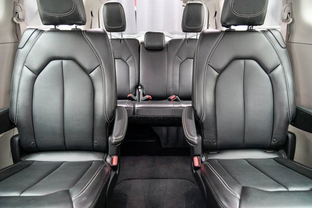 Used 2024 Chrysler Pacifica Touring-L image 3