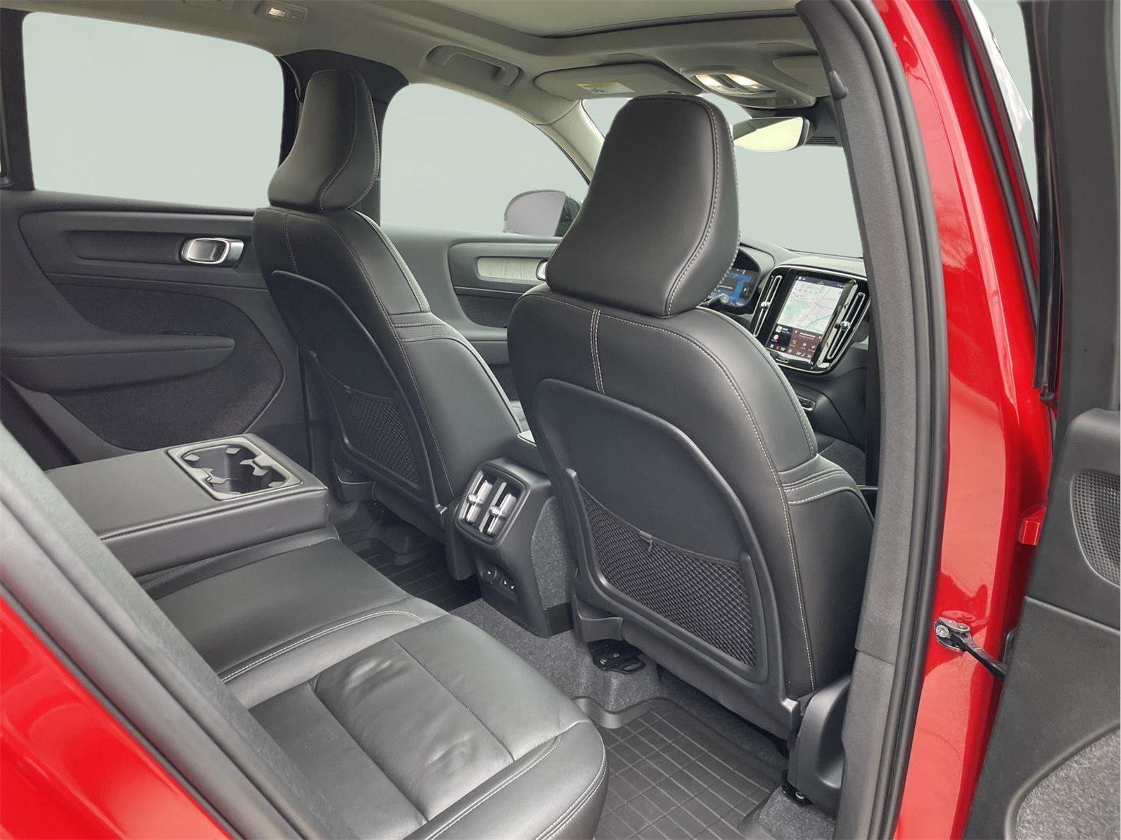 Used 2024 Volvo XC40 B5 Plus w/ Climate Package image 18