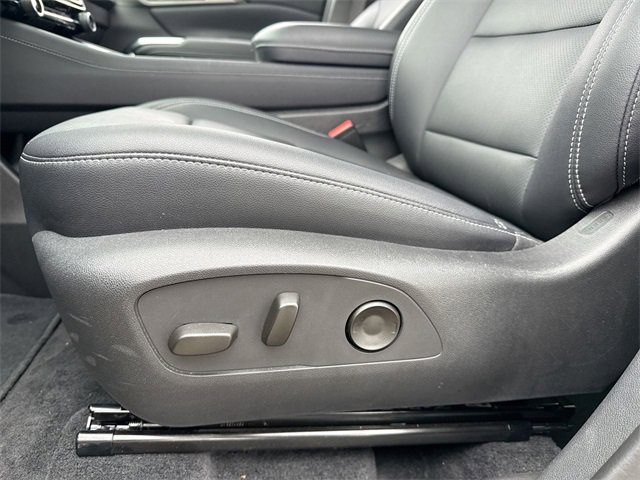 Used 2025 Chevrolet Traverse LT image 12