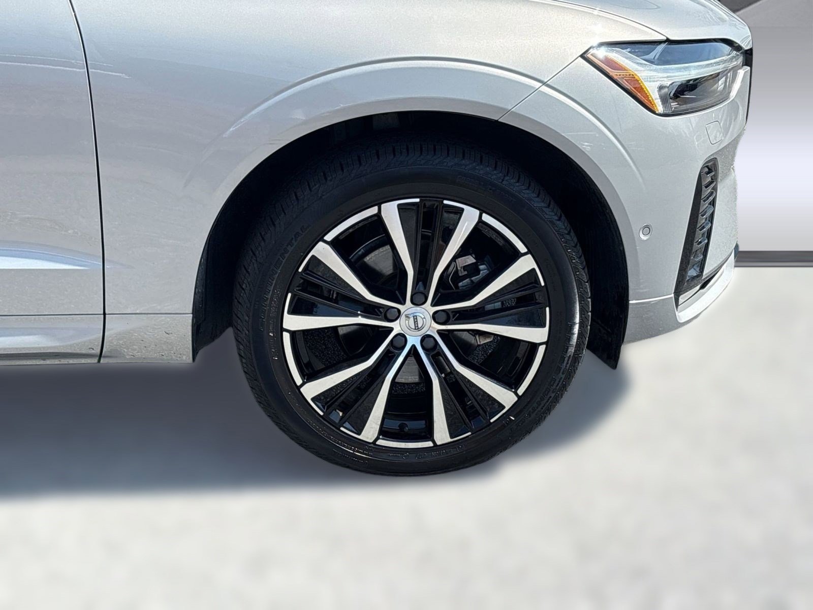 Used 2023 Volvo XC60 B5 Ultimate w/ Climate Package image 12