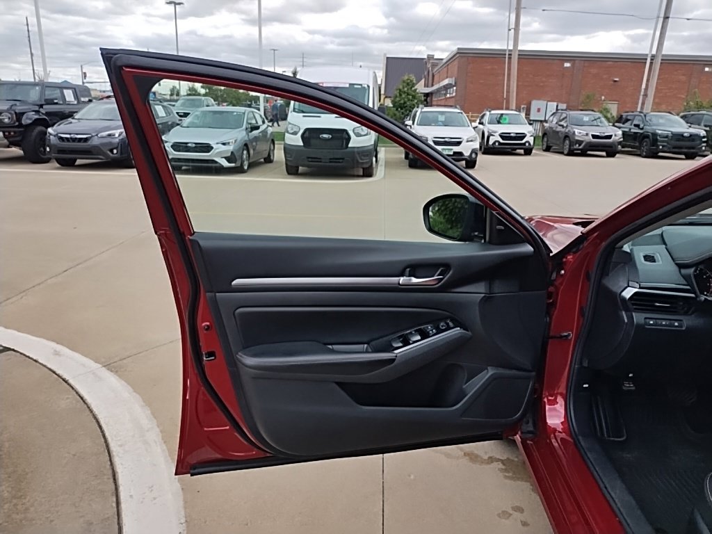 Used 2024 Nissan Altima 2.5 SR w/ SR Premium Package FWD image 14