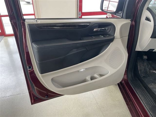 Used 2017 Dodge Grand Caravan SE FWD image 12