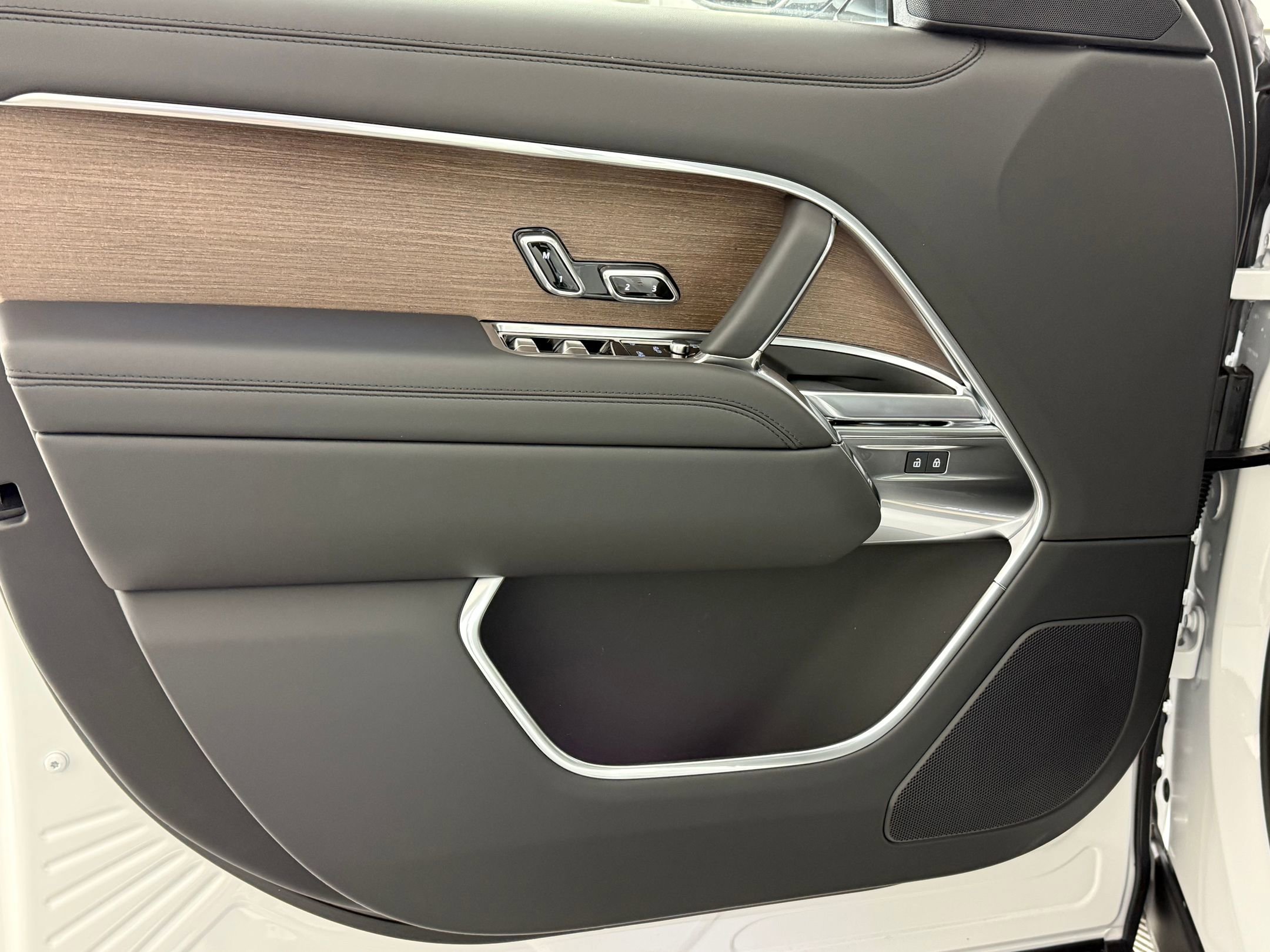 New 2026 Land Rover Range Rover Long Wheelbase SE image 19