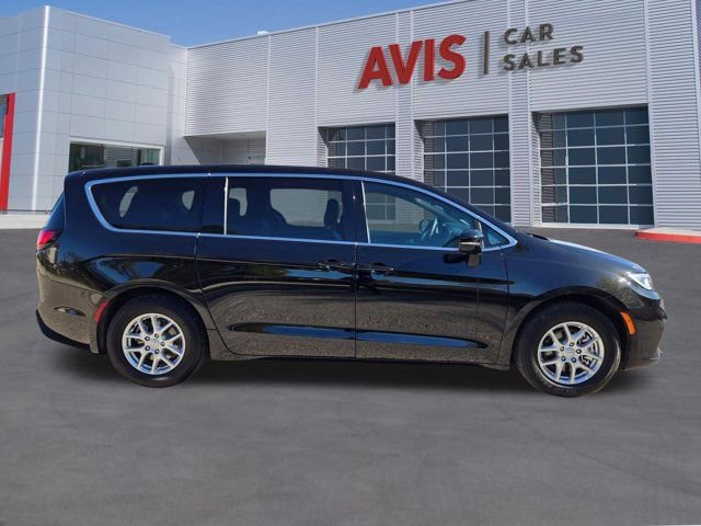Used 2025 Chrysler Pacifica Select image 5