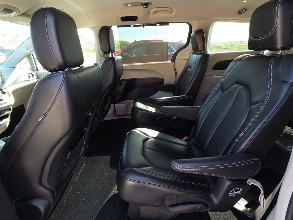 Used 2023 Chrysler Pacifica Touring-L FWD image 12