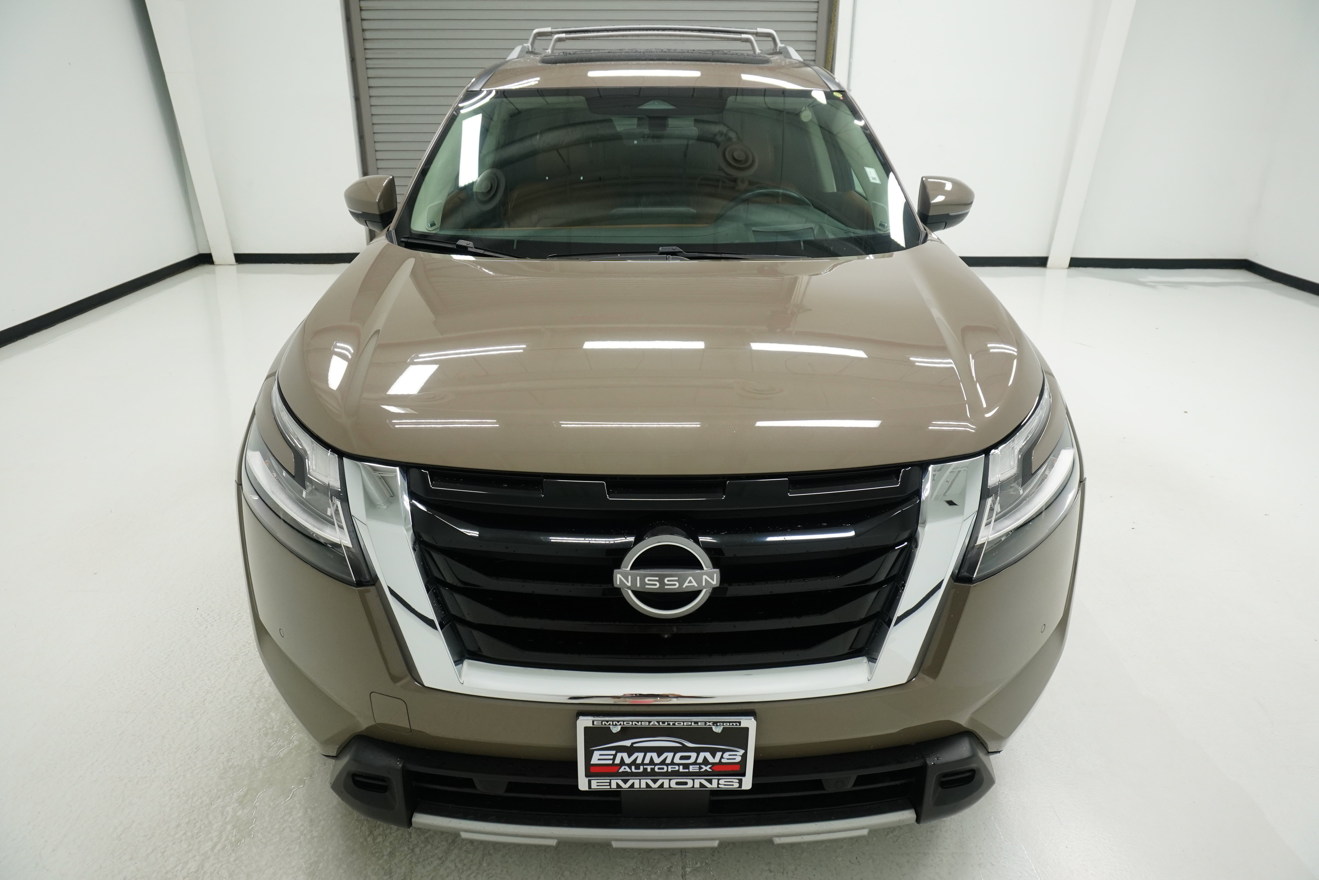 Used 2023 Nissan Pathfinder Platinum FWD image 2