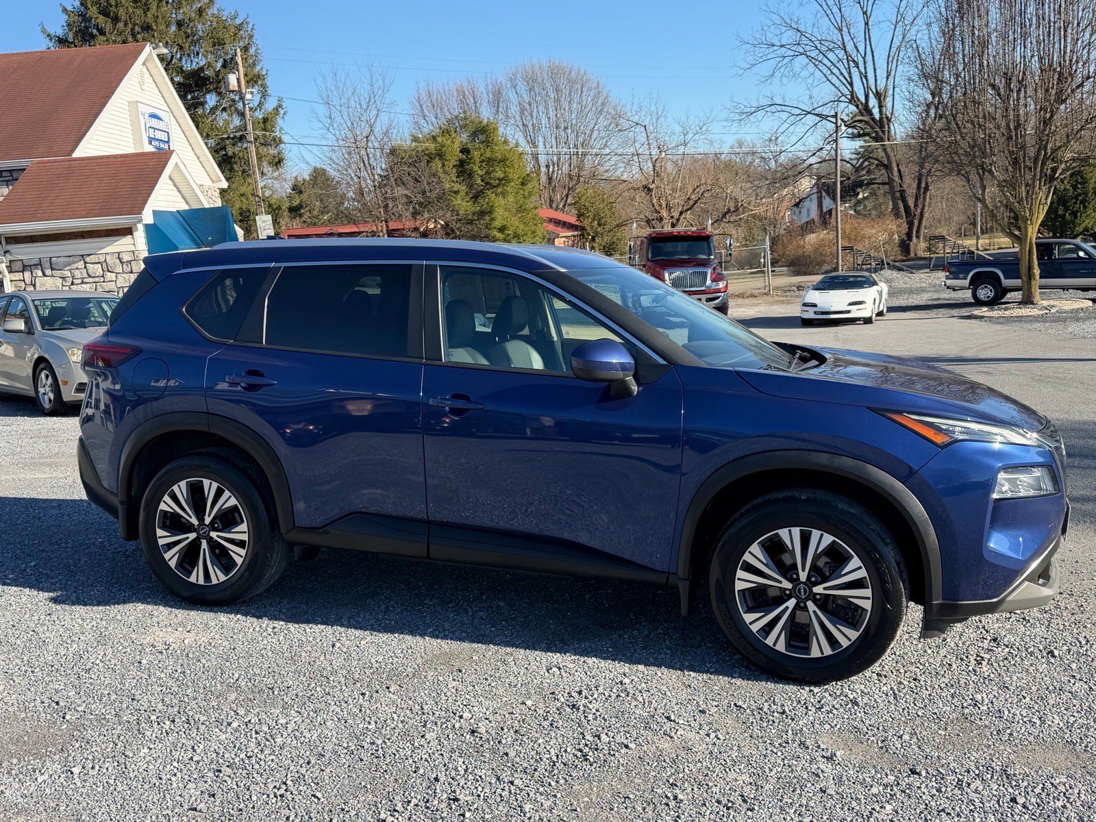 Used 2023 Nissan Rogue SV w/ SV Premium B Package image 4