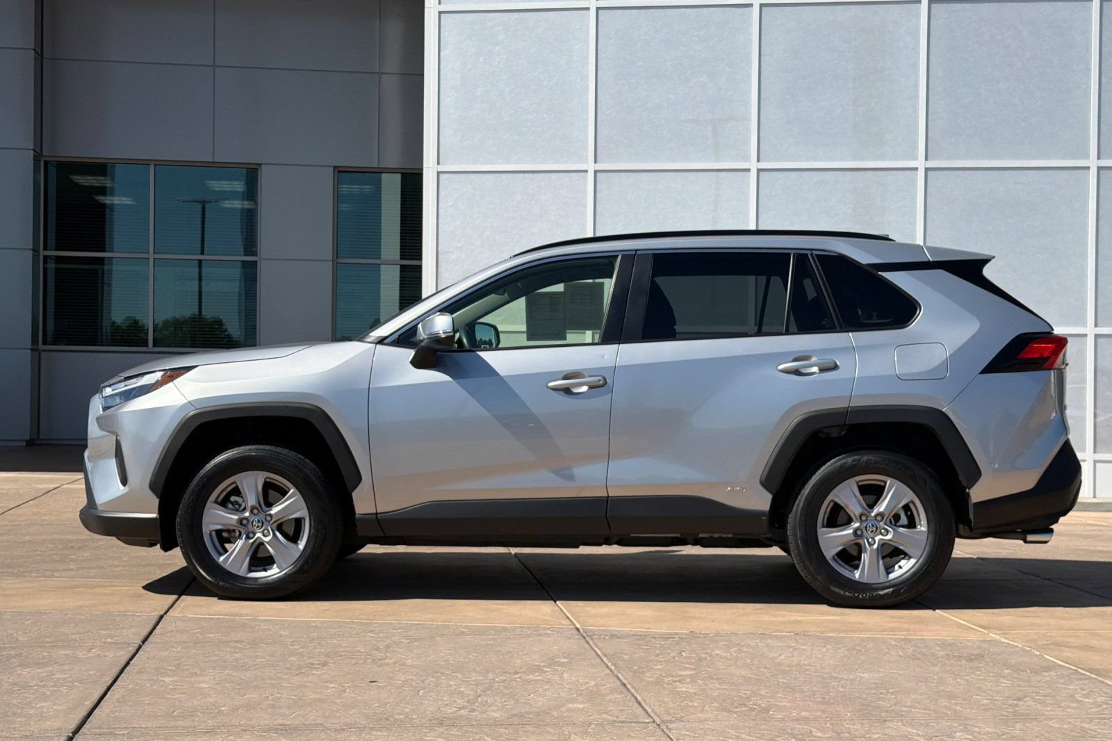 Used 2025 Toyota RAV4 XLE AWD/4WD image 7