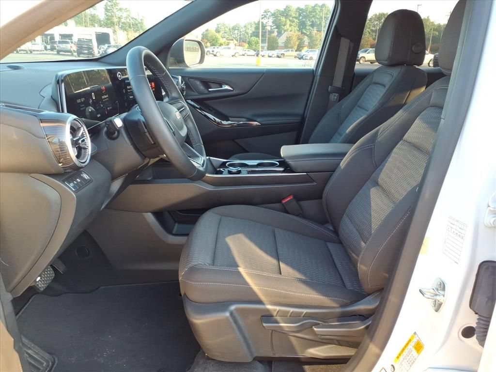 Used 2026 Chevrolet Equinox LT FWD image 3