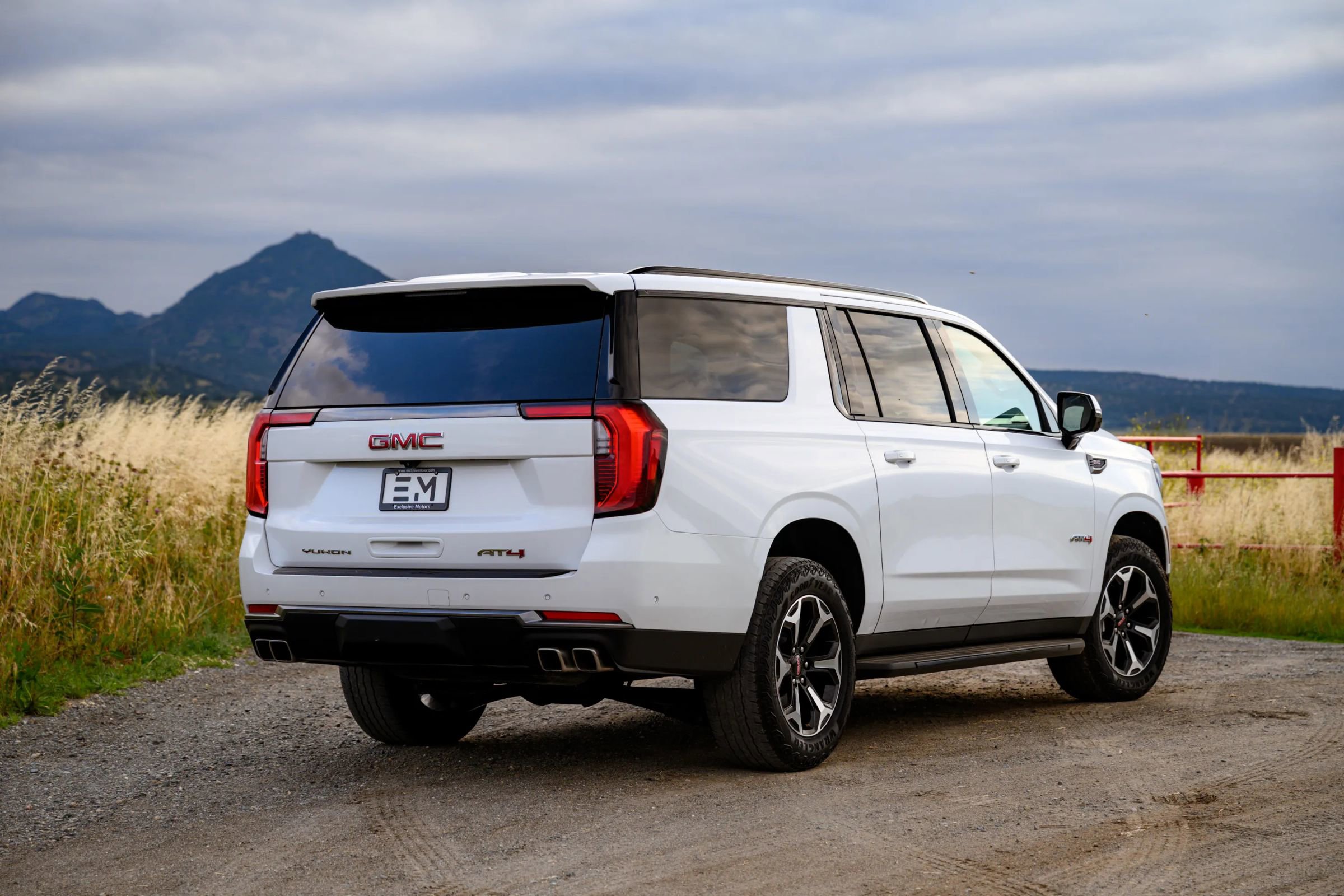 Used 2025 GMC Yukon XL AT4 AWD/4WD image 32