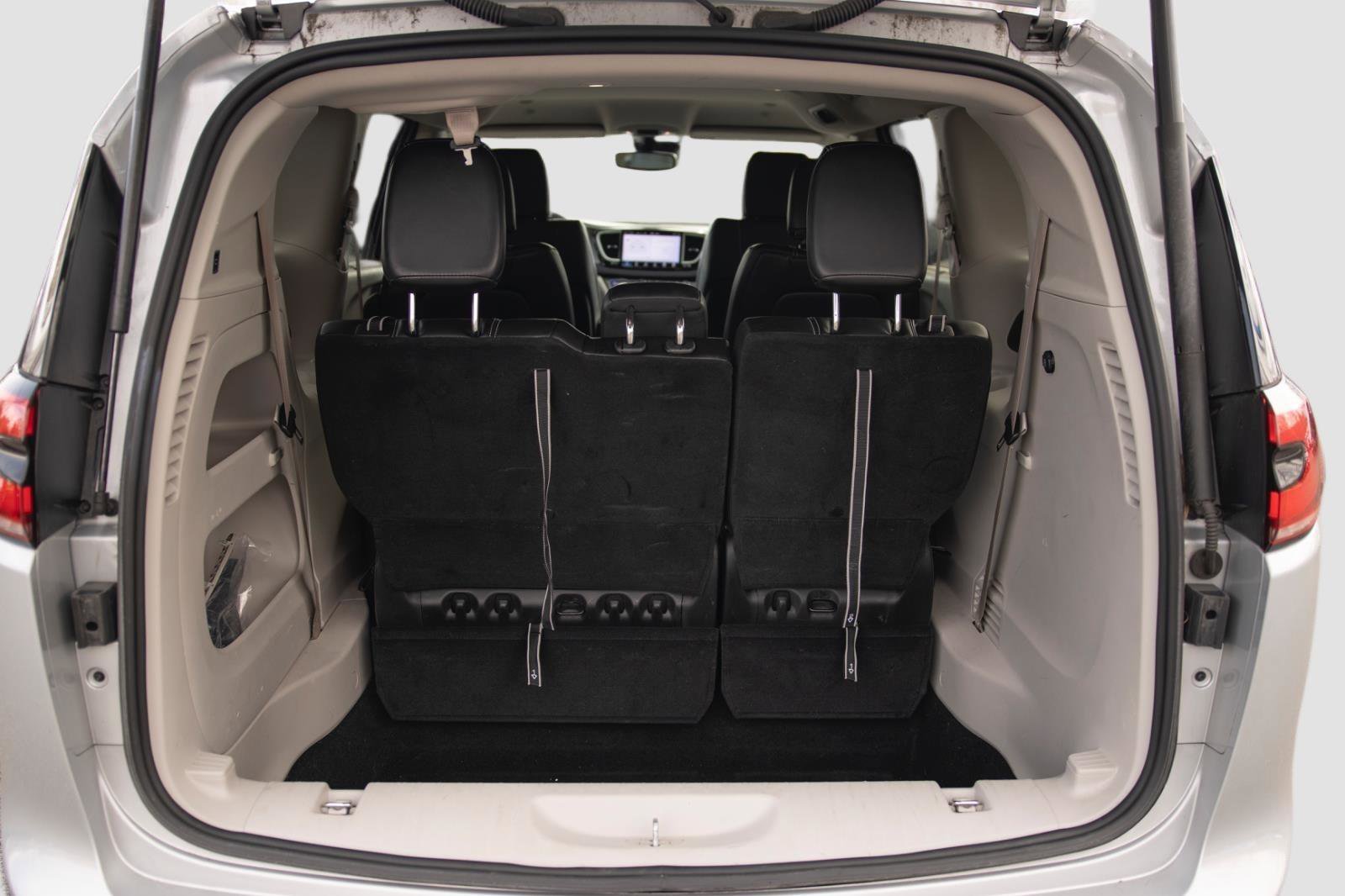 Used 2024 Chrysler Pacifica Touring-L image 18