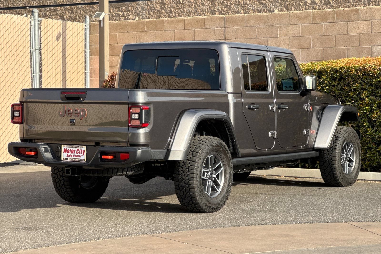 Used 2025 Jeep Gladiator Mojave w/ Convenience Group AWD/4WD image 4