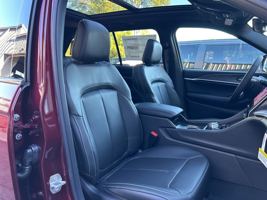 New 2025 Jeep Grand Cherokee Limited w/ Black Appearance Package image 43