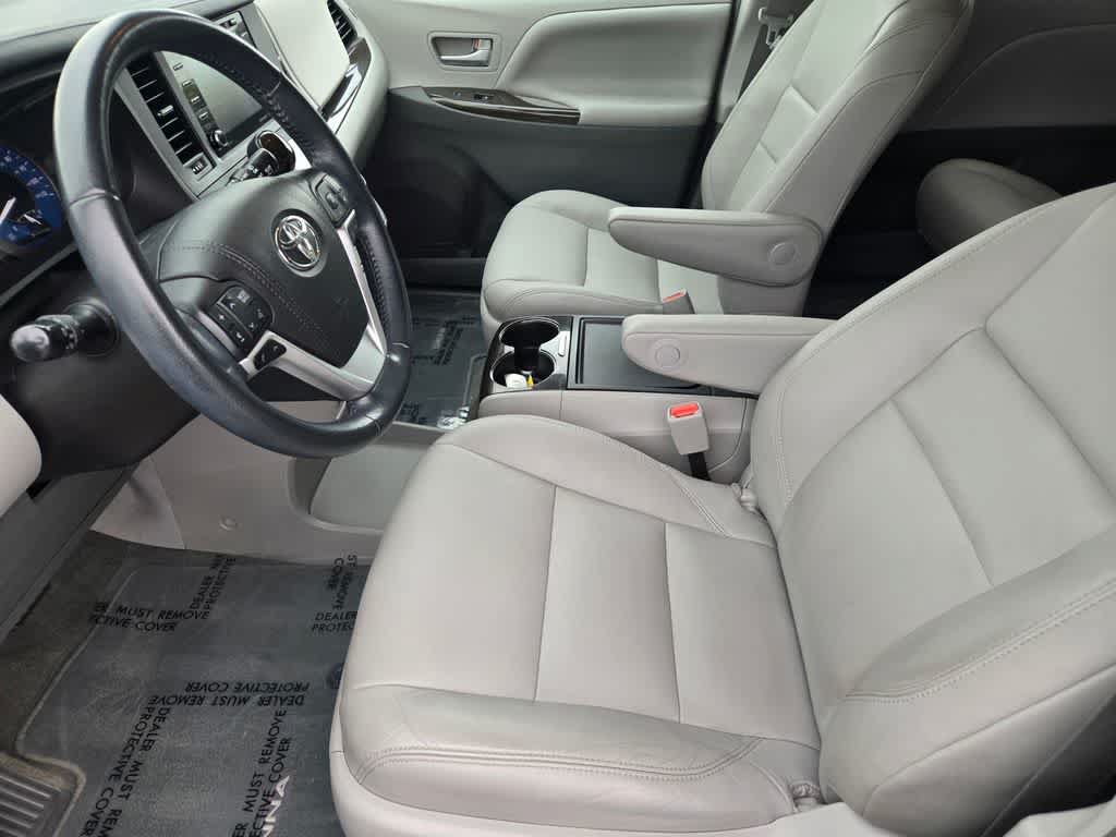 Used 2018 Toyota Sienna XLE w/ XLE Navigation Package FWD image 17