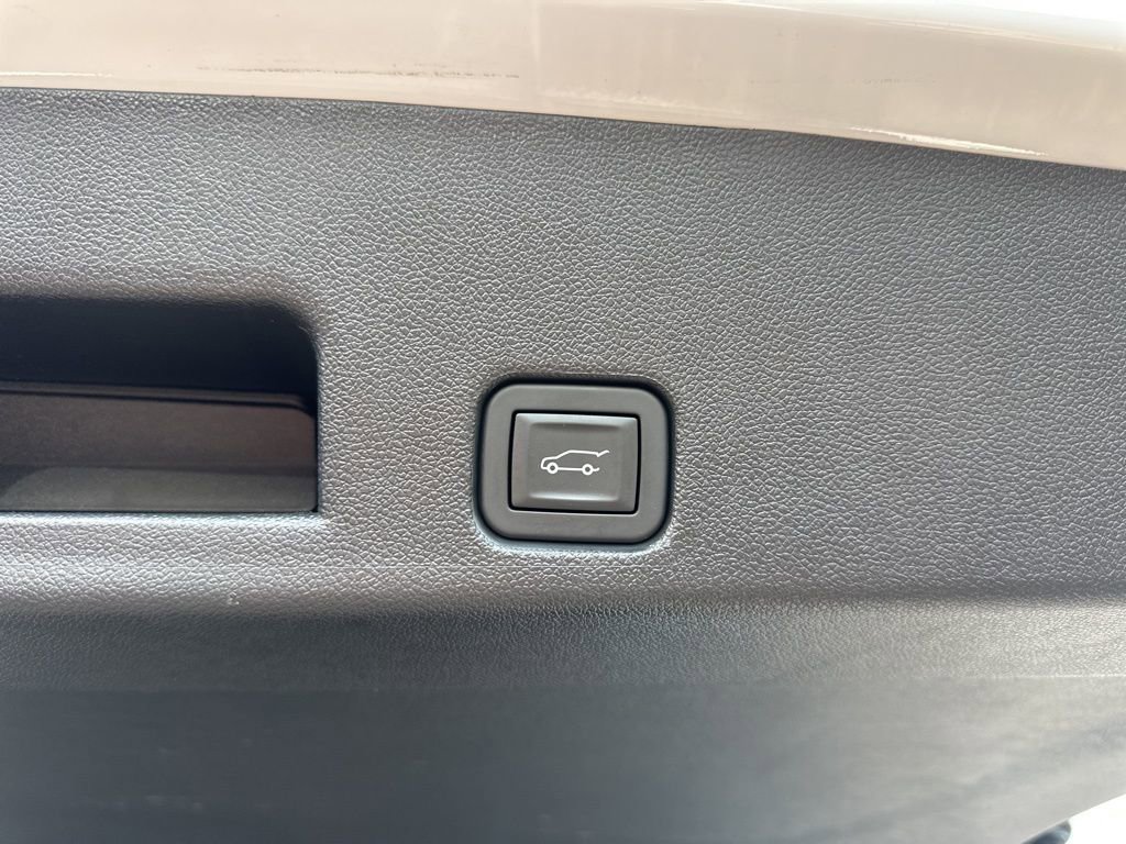 Used 2025 Chevrolet Traverse LT w/ Midnight/Sport Edition image 15