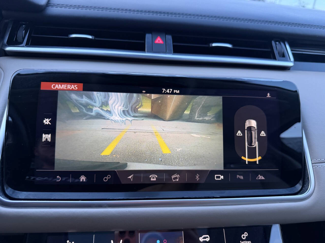Used 2018 Land Rover Range Rover Velar R-Dynamic SE AWD/4WD image 34