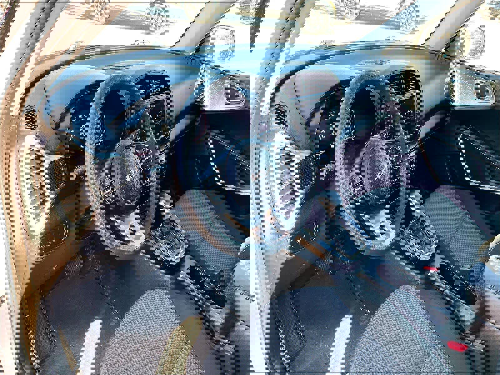 Used 2023 Kia Soul LX w/ LX Technology Package image 8