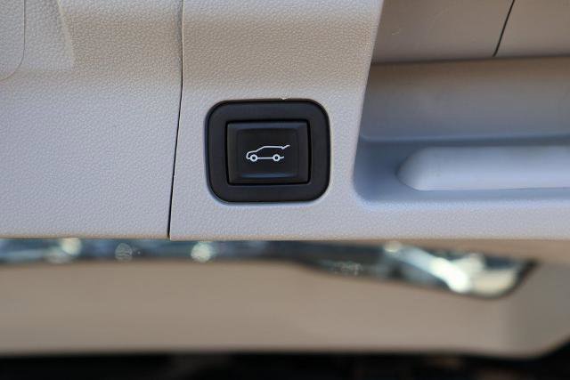 Used 2023 GMC Acadia SLT image 11