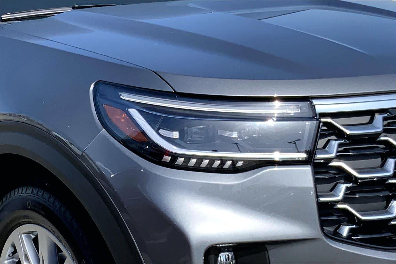 Certified 2025 Ford Explorer Platinum RWD image 25