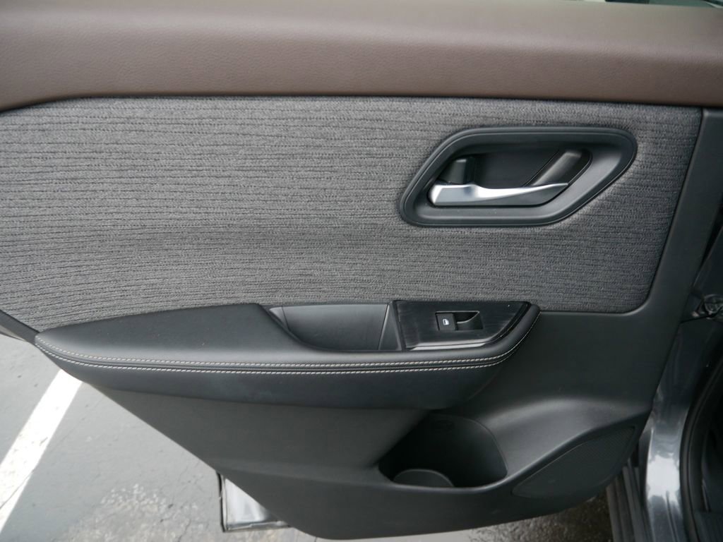 Used 2023 Nissan Rogue SV image 12