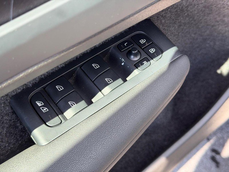 Used 2023 Volvo XC40 Recharge Ultimate w/ Protection Package Premier image 16