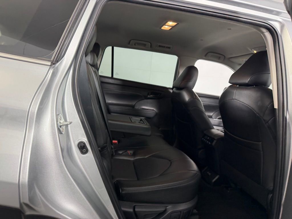 Used 2023 Toyota Highlander LE image 28