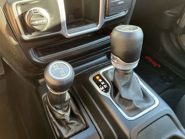 Used 2020 Jeep Gladiator Sport image 23