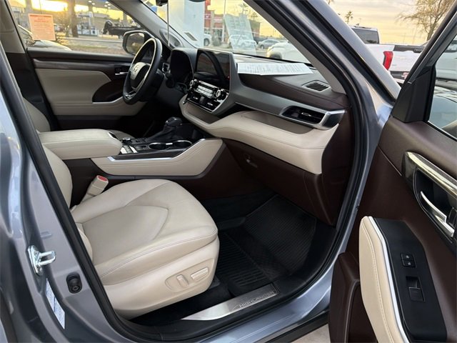 Certified 2022 Toyota Highlander Platinum image 28