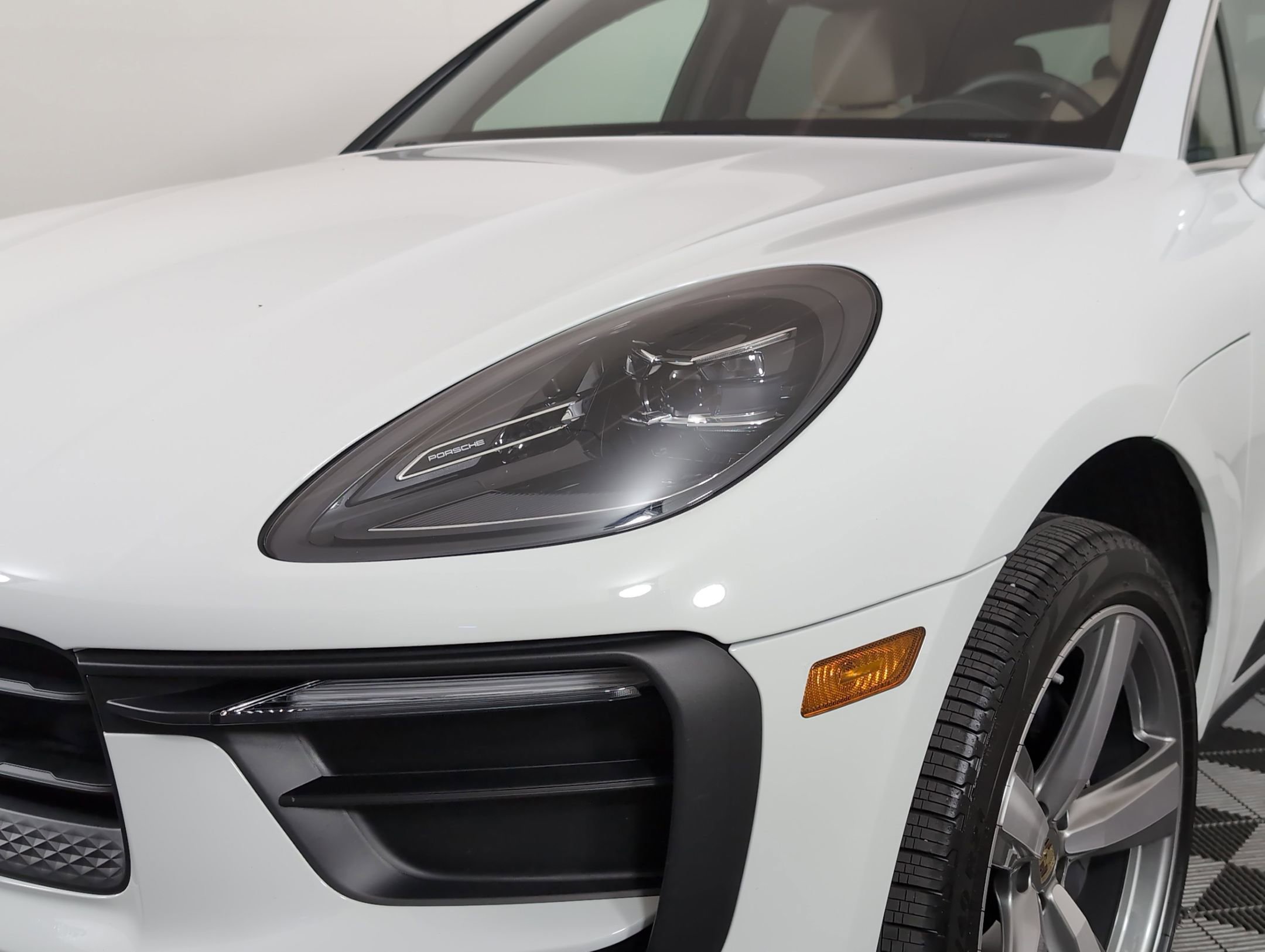 Certified 2025 Porsche Macan image 13