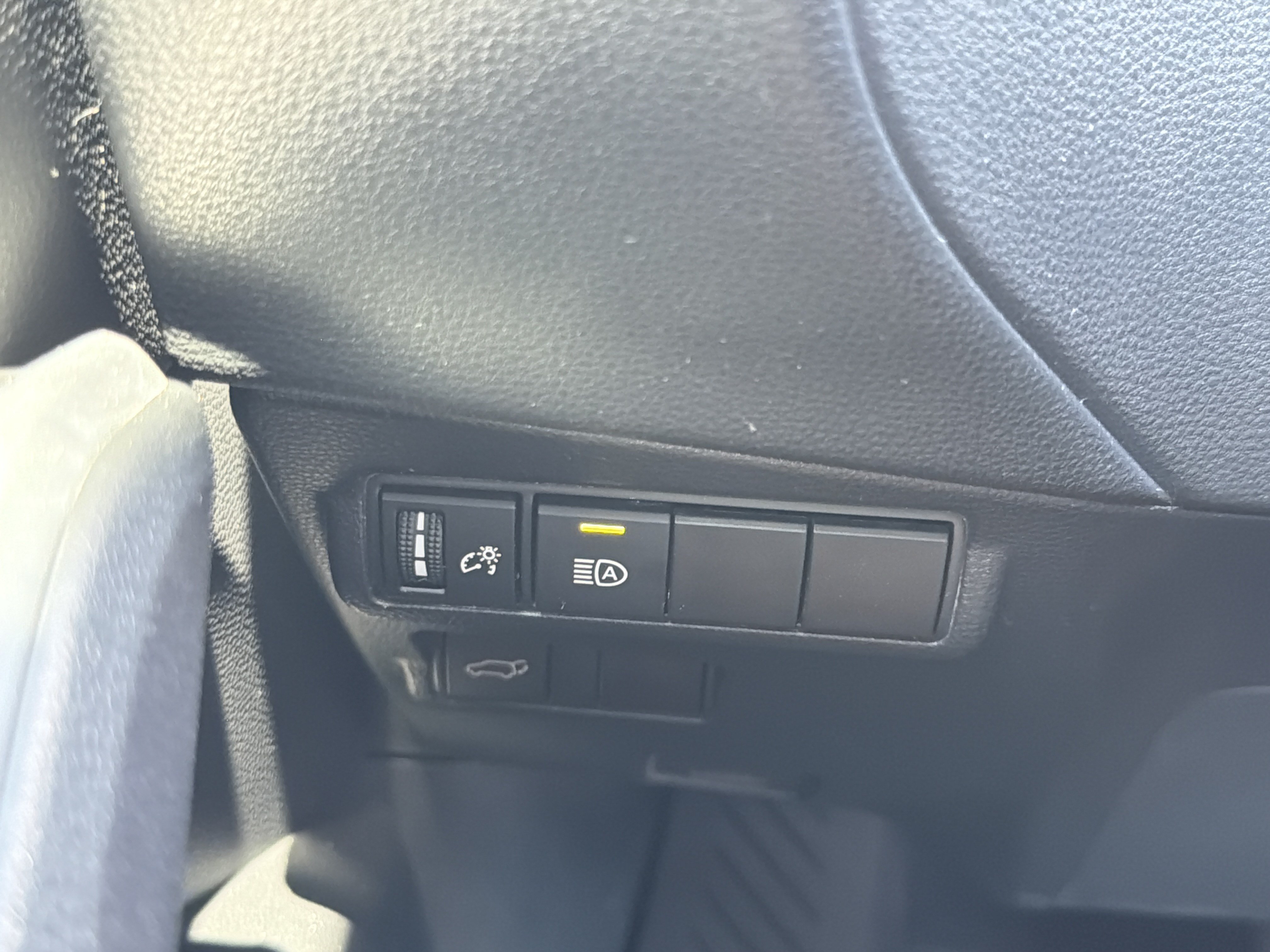 Used 2022 Toyota Corolla Cross XLE w/ Convenience Package FWD image 31