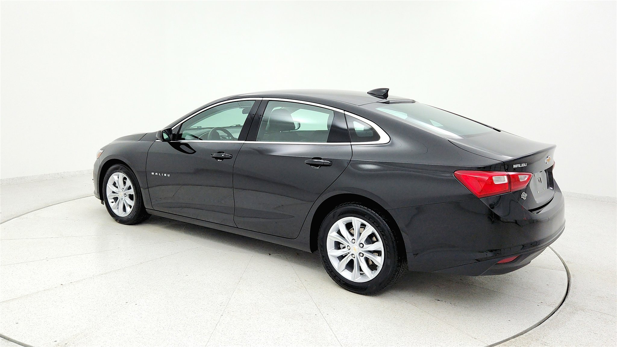 Used 2025 Chevrolet Malibu LT image 2