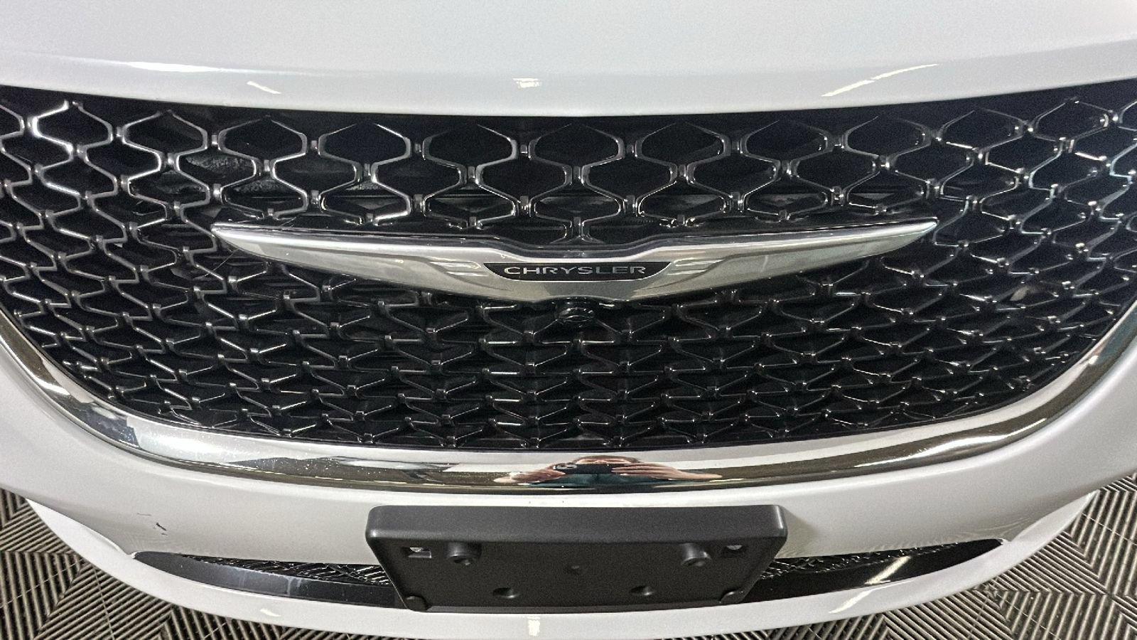 Used 2023 Chrysler Pacifica Touring-L FWD image 9