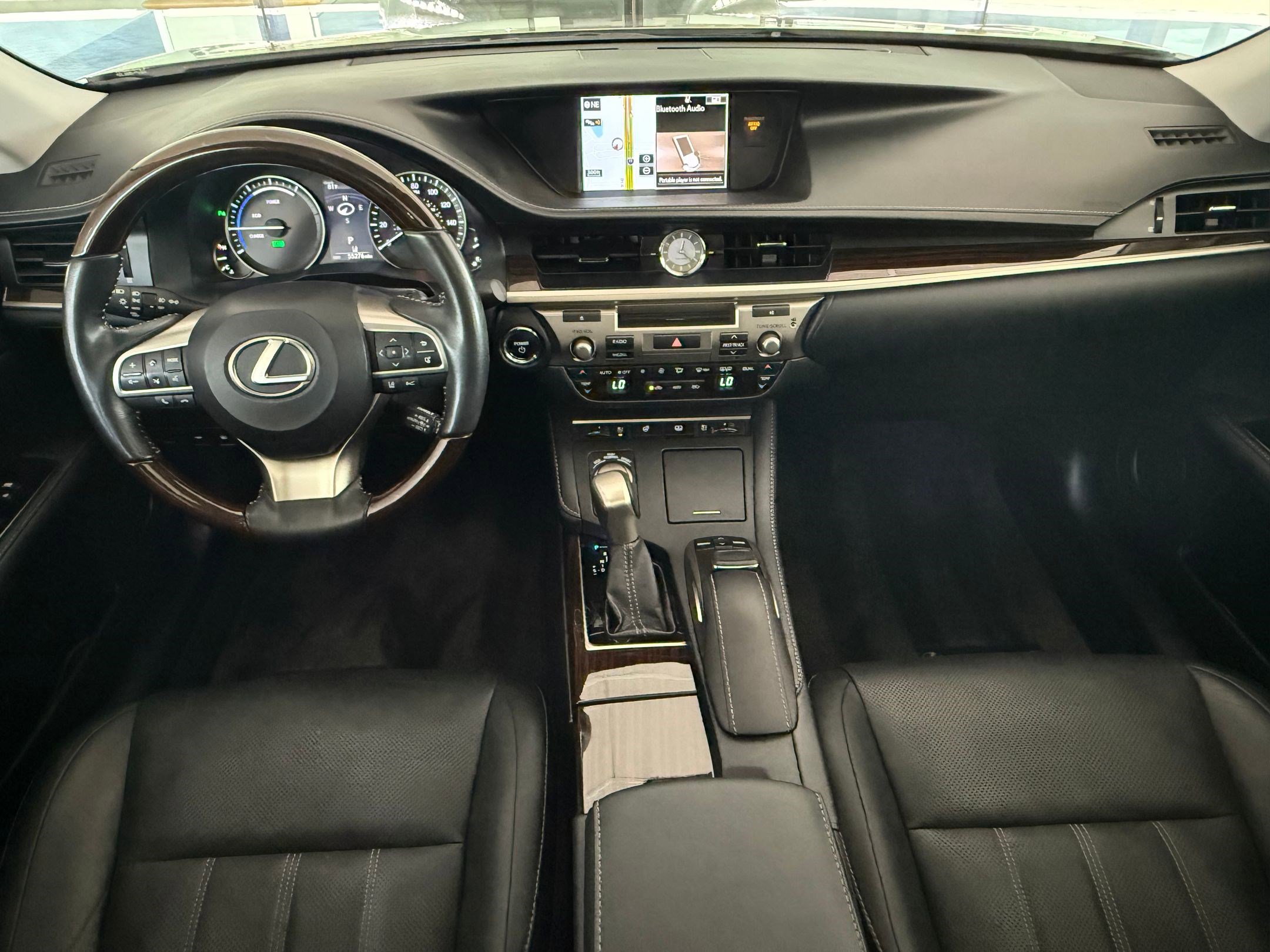 Used 2016 Lexus ES 300h w/ Luxury Package w/Wood Trim image 4